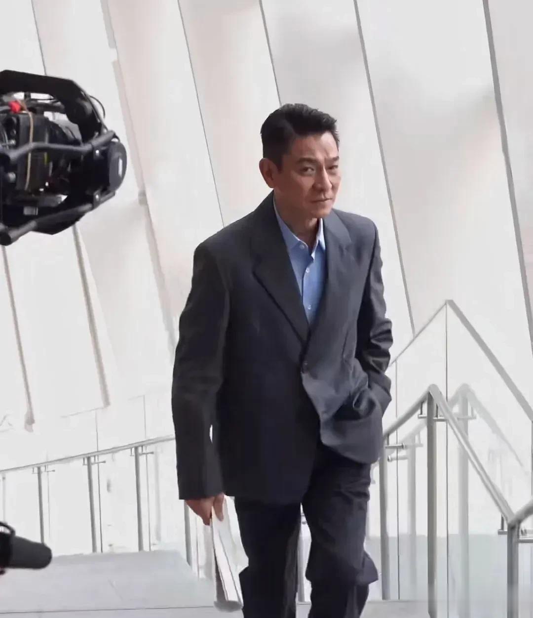 说到帅，我脑海里第一个想到的就是刘德华！放眼全国演艺圈，年过60还能和年轻女演员