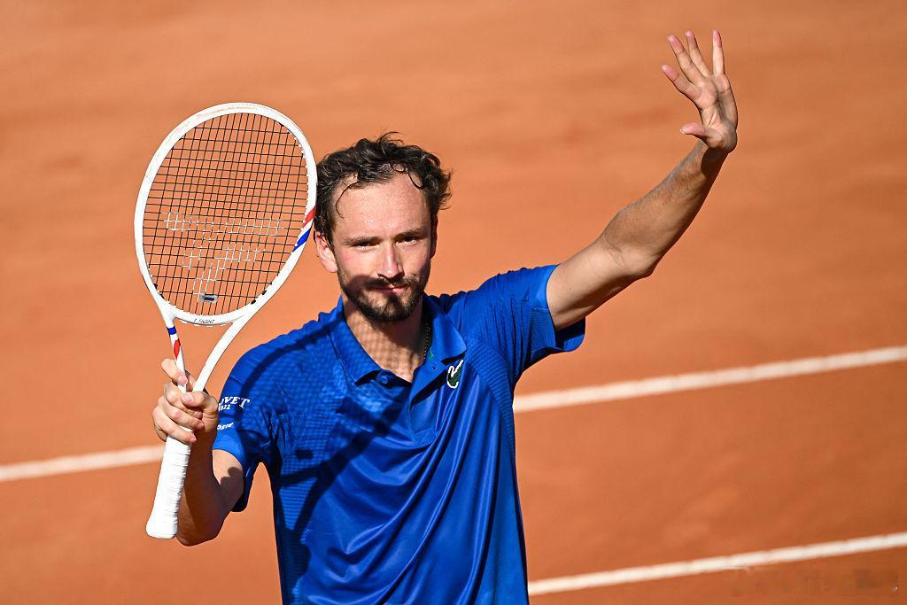 昂首晋级👏ATP1000 罗马大师赛第三轮，前赛会冠军梅德维德夫以6-4 6-