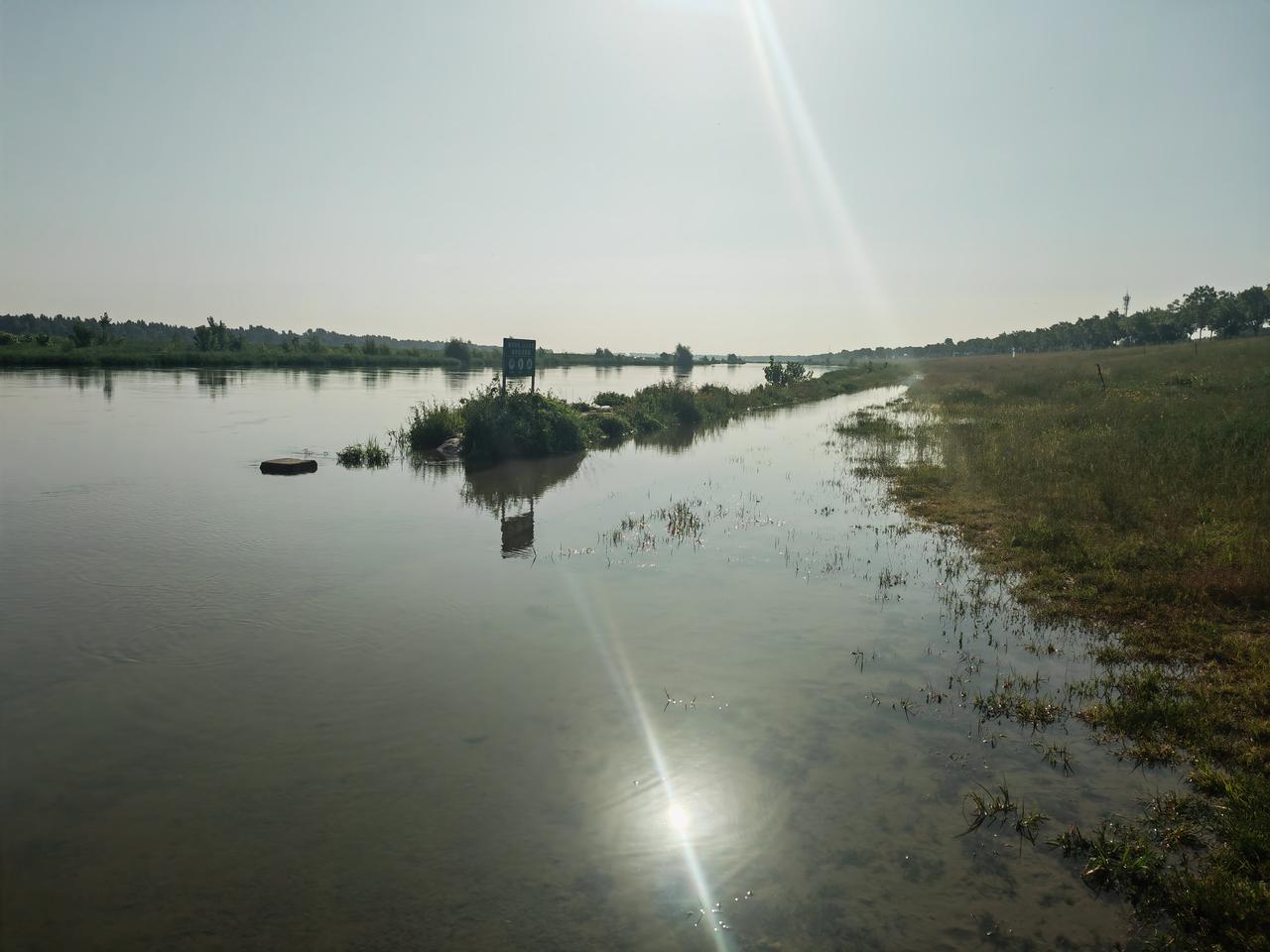 可以分享你拍的水天一色美照吗滹沱河水暴涨，河水满溢，淹没了河岸
