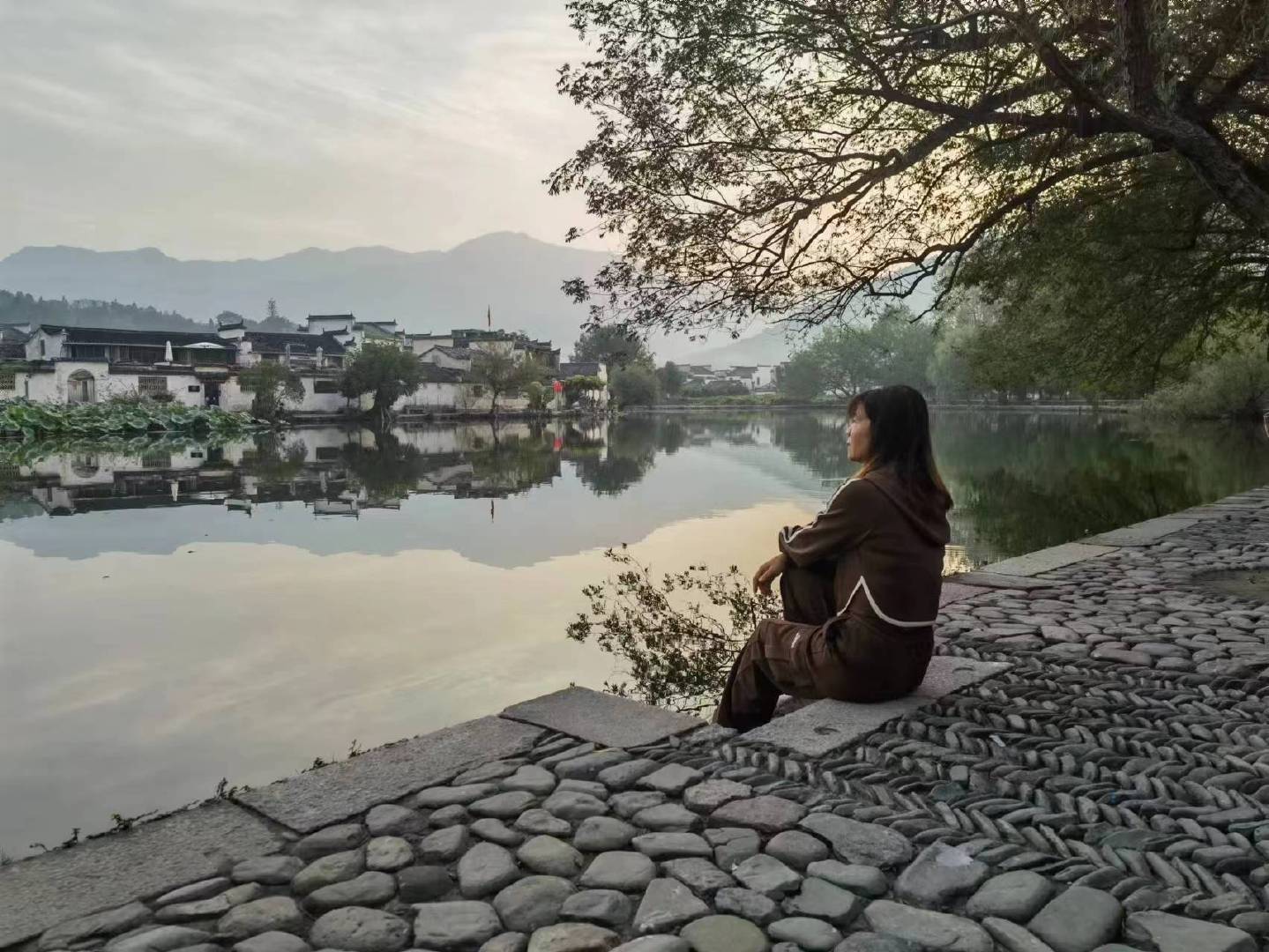 爱怕沉默，太多人以为爱到深处是无言，其实爱是需要表达与回应的。—— 毕淑敏《一个