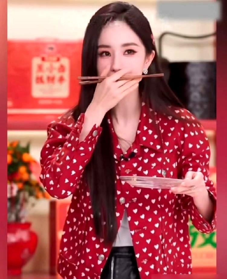 杨幂直播吃面，刚夹两三根就被叫停了！

工作人员在旁边急得不行，连喊“姐少吃点”