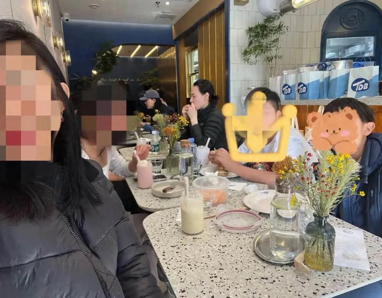 偶遇梁洛施和长子用餐，素颜皮肤白皙水嫩。
 
生了三个男孩，李家也没明媒正娶，究