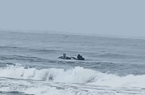 山东威海，一家三口去海边玩，父子俩不慎被海浪卷走，母亲急得大喊：“有人会游泳吗？