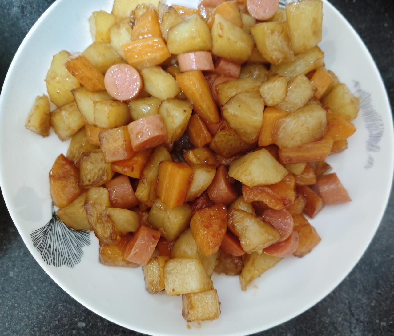 今日晚餐就这样简简单单的~
土豆胡萝卜火腿、韭菜煎鸡蛋~