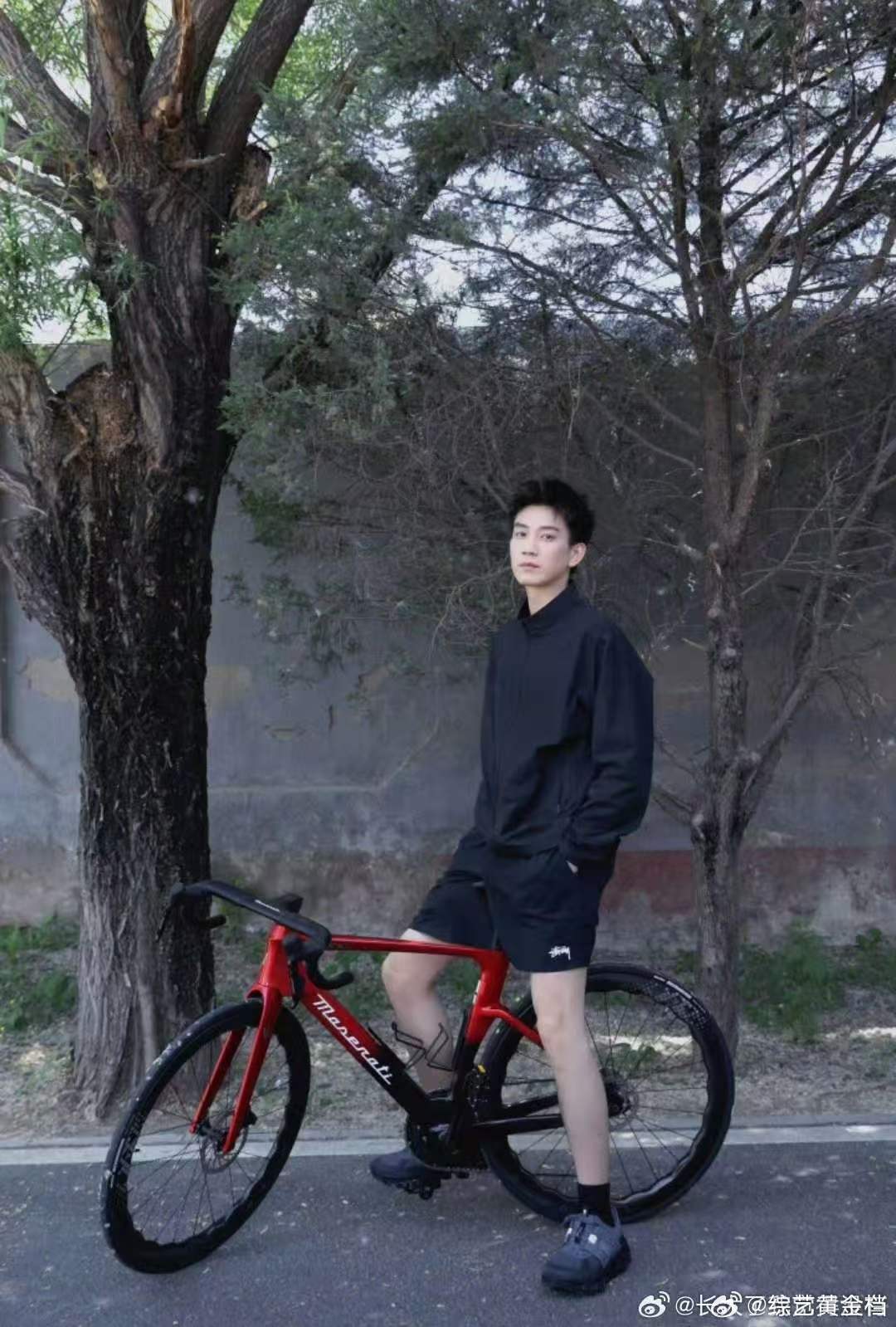 李耕耘生日会嘉宾是王子奇王子奇李耕耘生日会嘉宾官宣王子奇担任生日会嘉宾，一路相伴