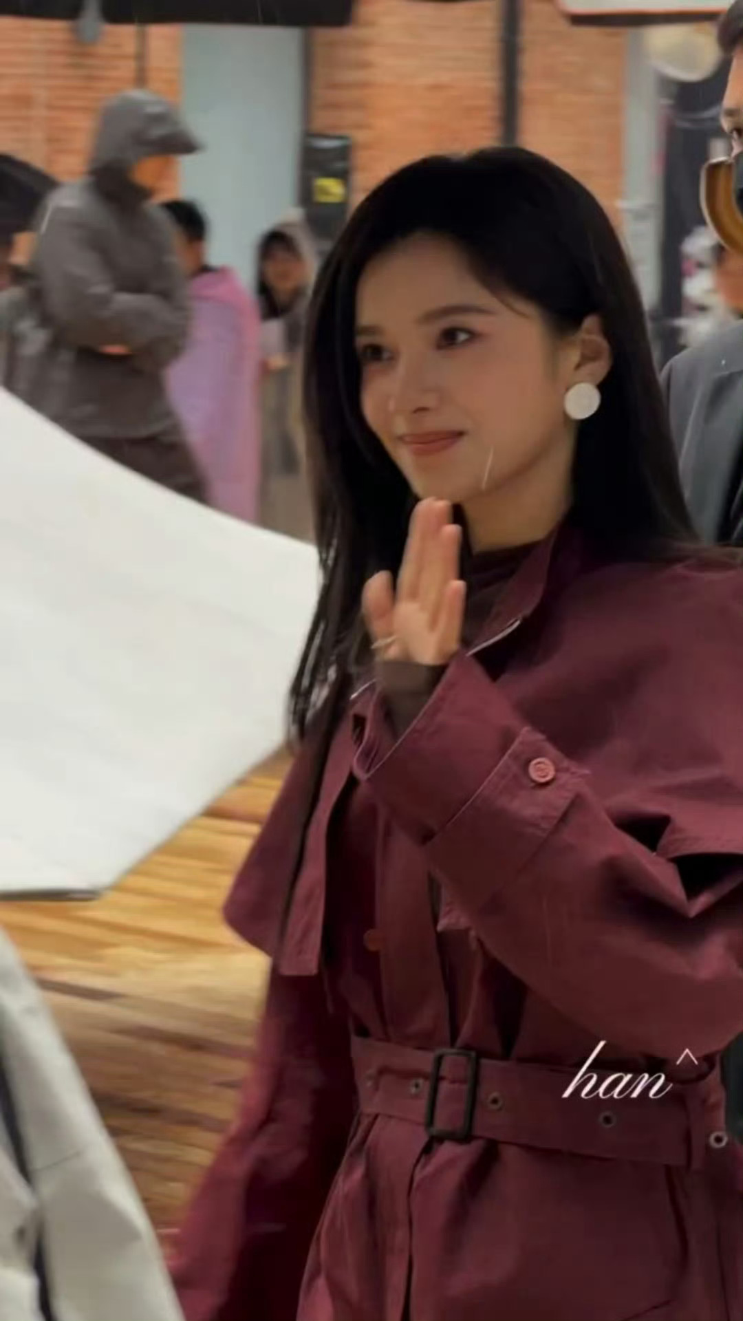 走路带风的皮贴骨婧仪女神🤎张婧仪酒红风衣造型