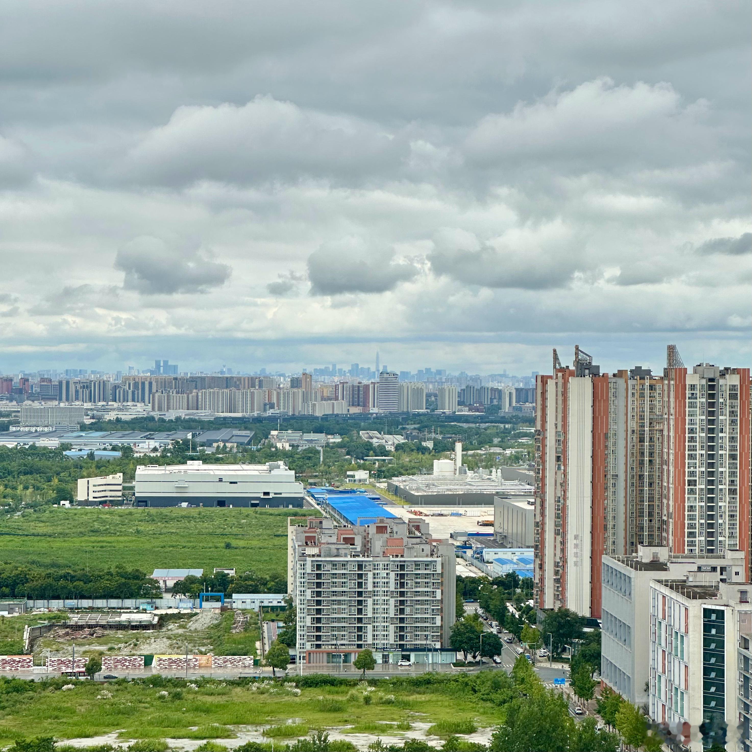 今天成都空气极通透，在郫县的高楼上，既能看见成都，也能看见都江堰。 成都·成都恒