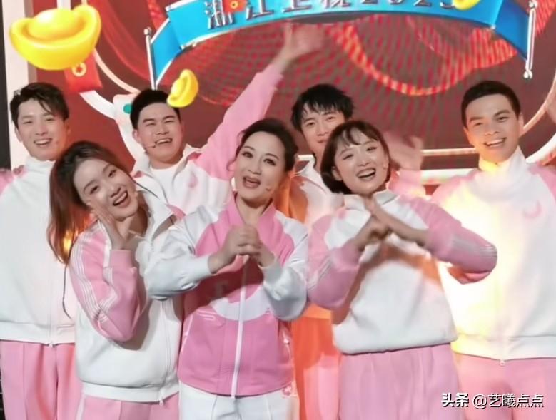 越剧名家方亚芬和年轻一代的小生、花旦在一起，也变的青春飞扬了。