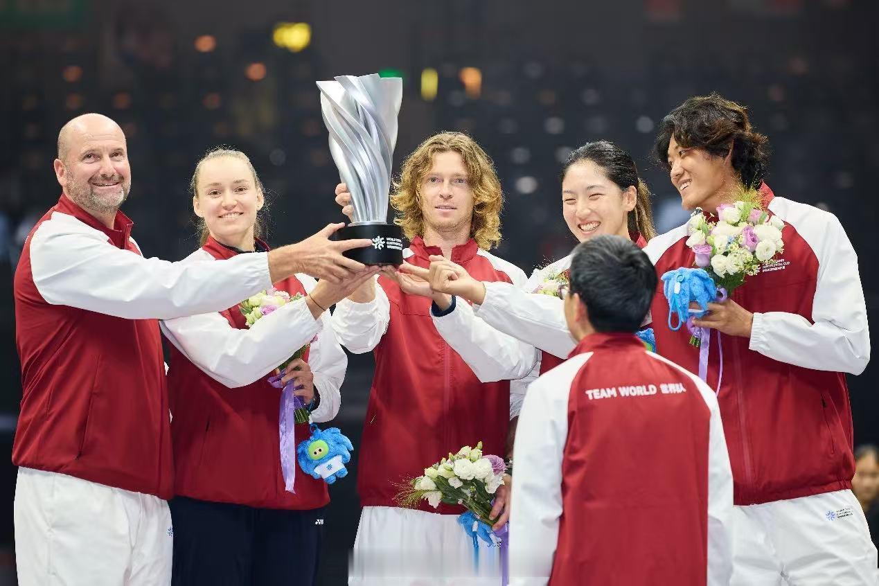 12月28日，wtcc世界网球洲际对抗赛 在深圳球迷热情的欢呼声中落下帷幕。最后