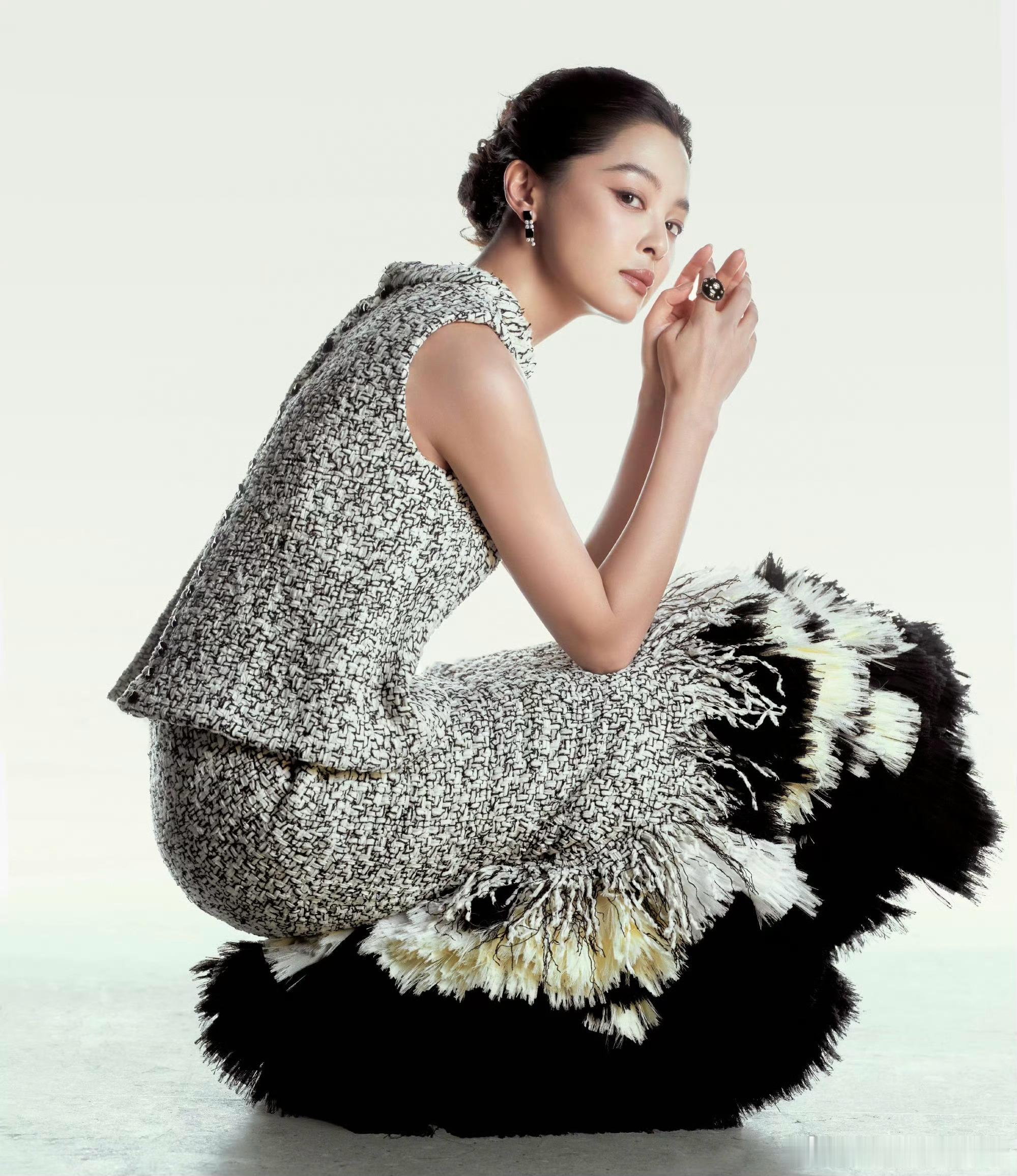 刷了一下互关的Fashionbots老师发的科普，原来今年只有十二人上身大牌高定