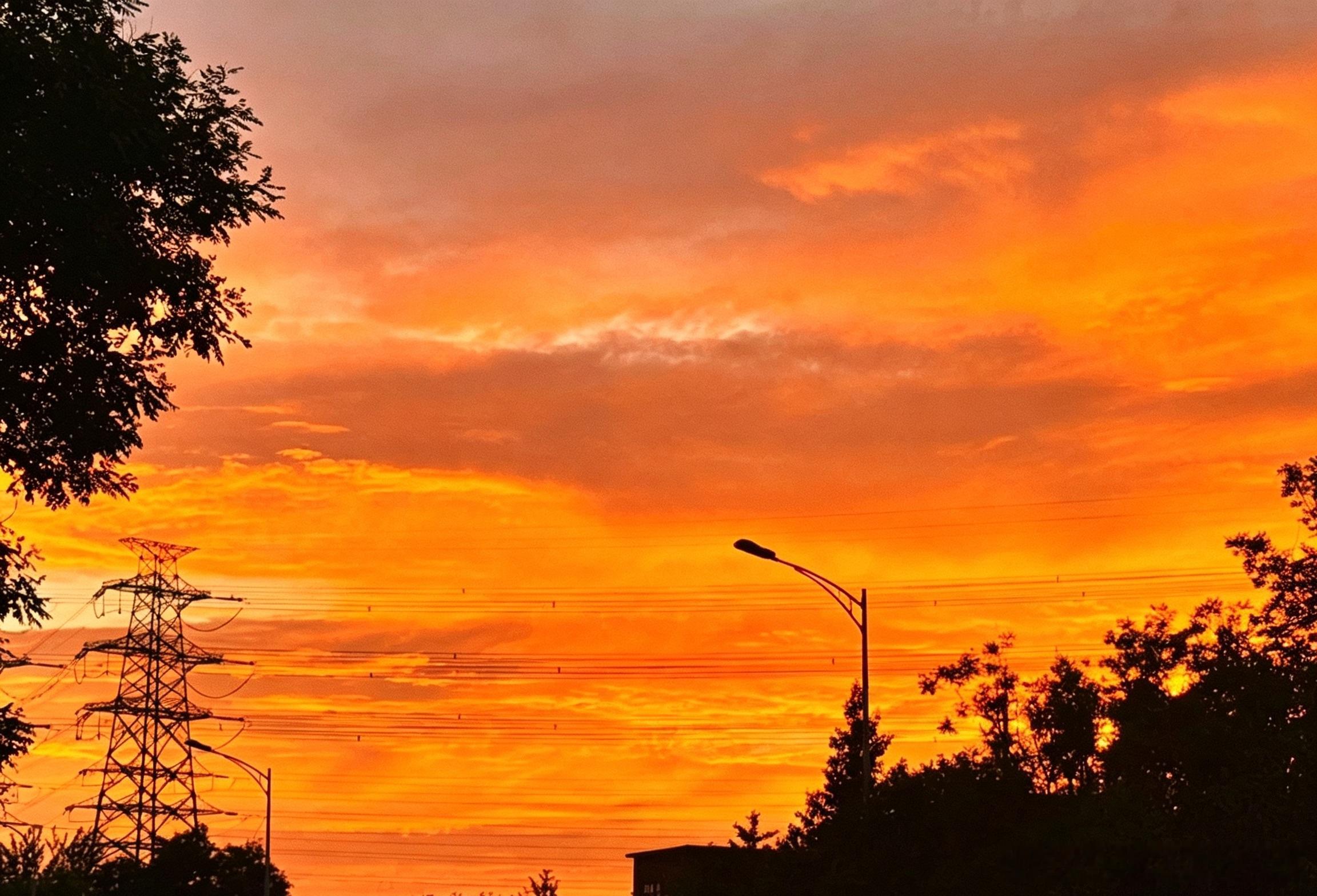 周末雨一停，晚霞就悄悄铺满了天。北京晚霞