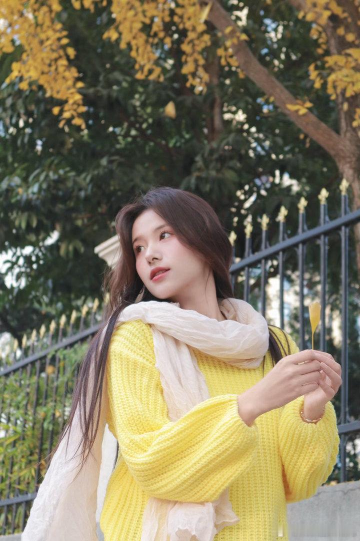 李思潼学姐你太美好了入戏能演绎隐忍深情的南枝，出戏是明媚耀眼的本身，品性样貌样样