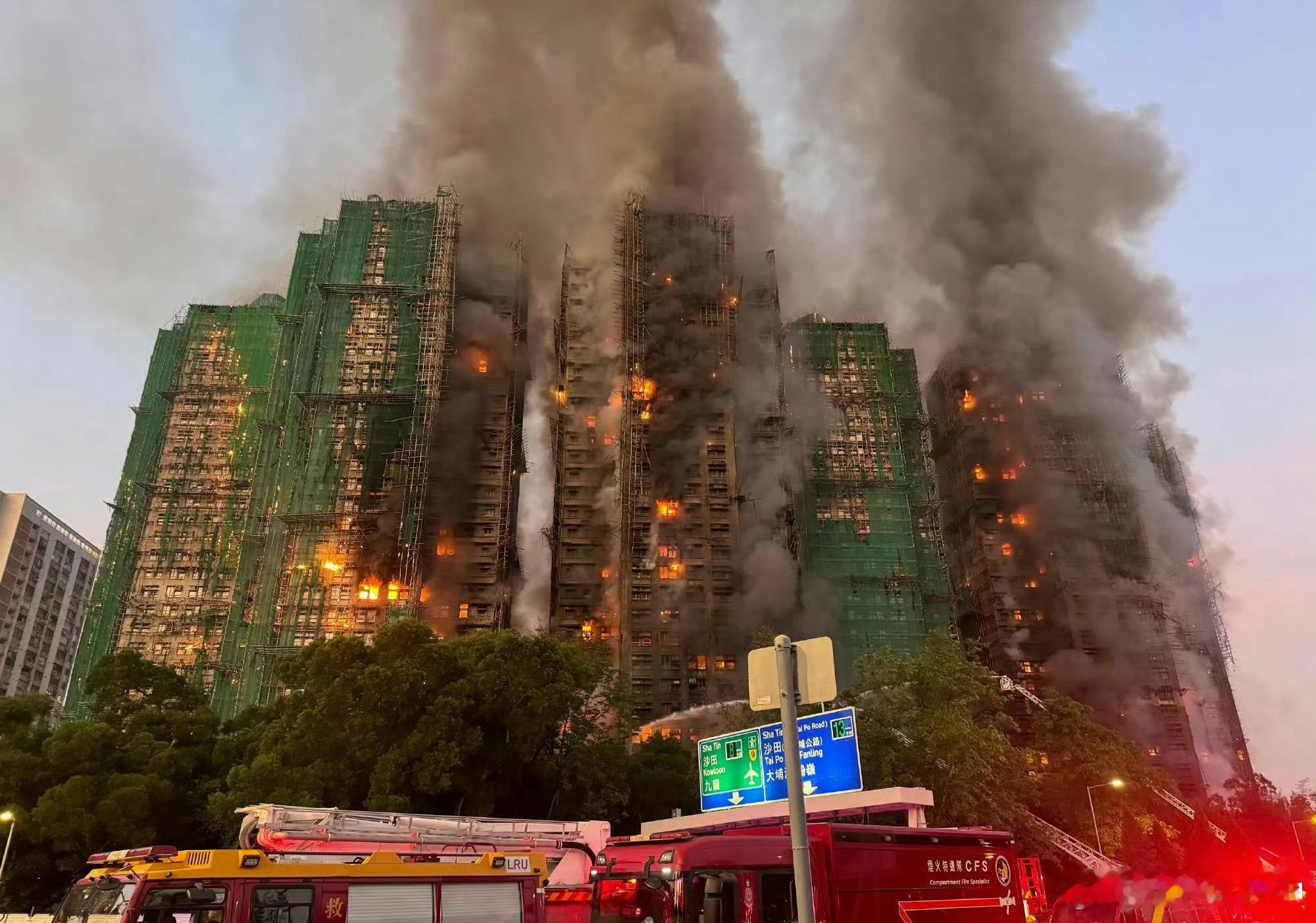 香港火灾香港大都是用竹棚架这个真的很危险！香港街道都是这种……很多火灾隐患！哎…