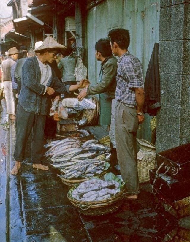 1979年，一名 台湾 连长冒死游泳横渡 台湾海峡 回到了大陆。让人意外的是，他