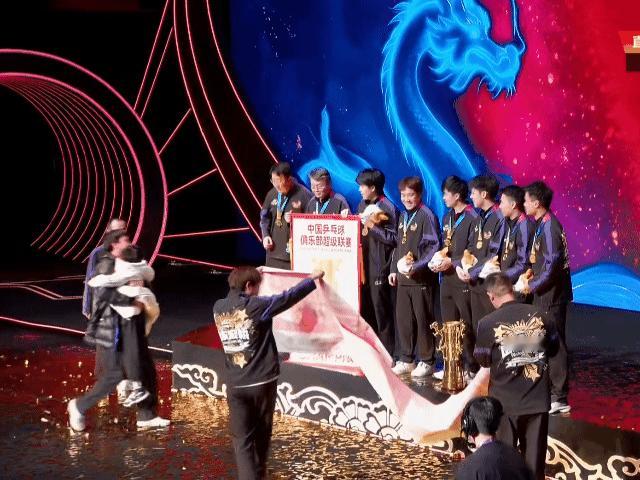 2025年乒超联赛魏桥拍冠军大合影把凉皮也抱来拍了😂 