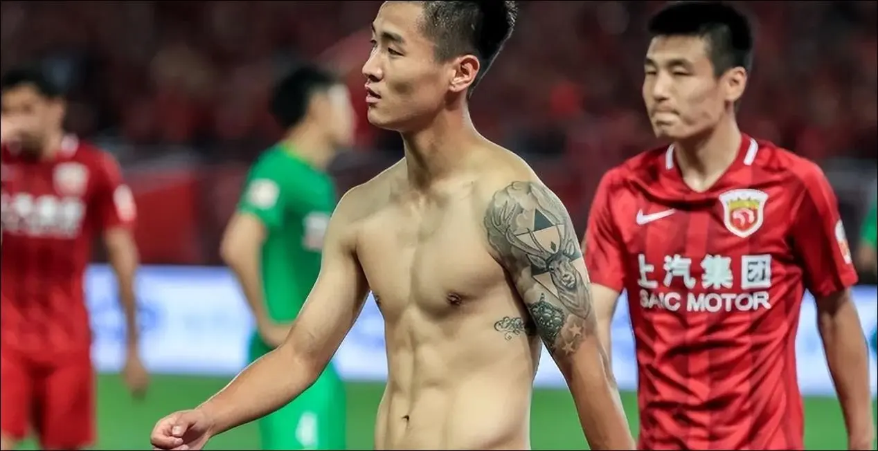 怪不得海参队踢不过日本，看看人家的身材。再看看我们，都是白斩鸡