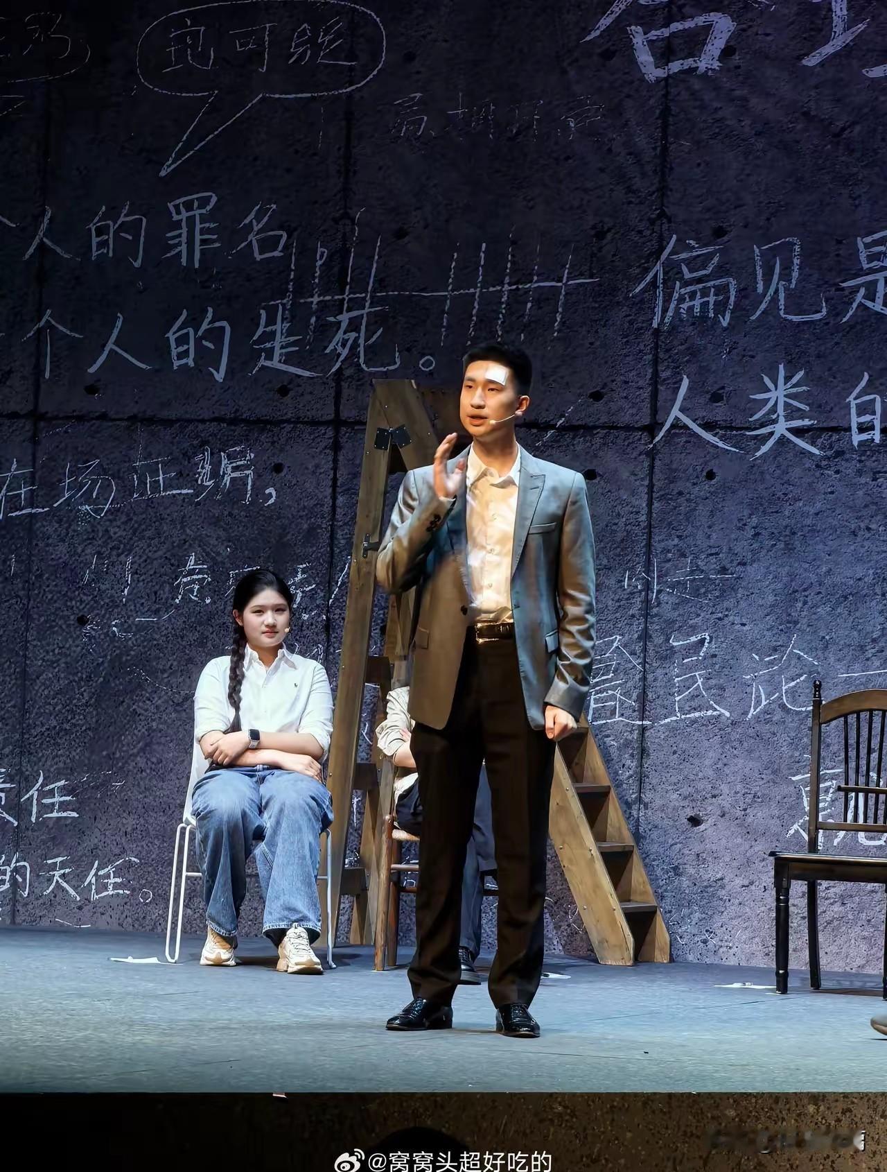 林永健16岁的儿子林大竣已经演话剧了。
干妈宋丹丹第一时间前去捧场。
因为林大竣