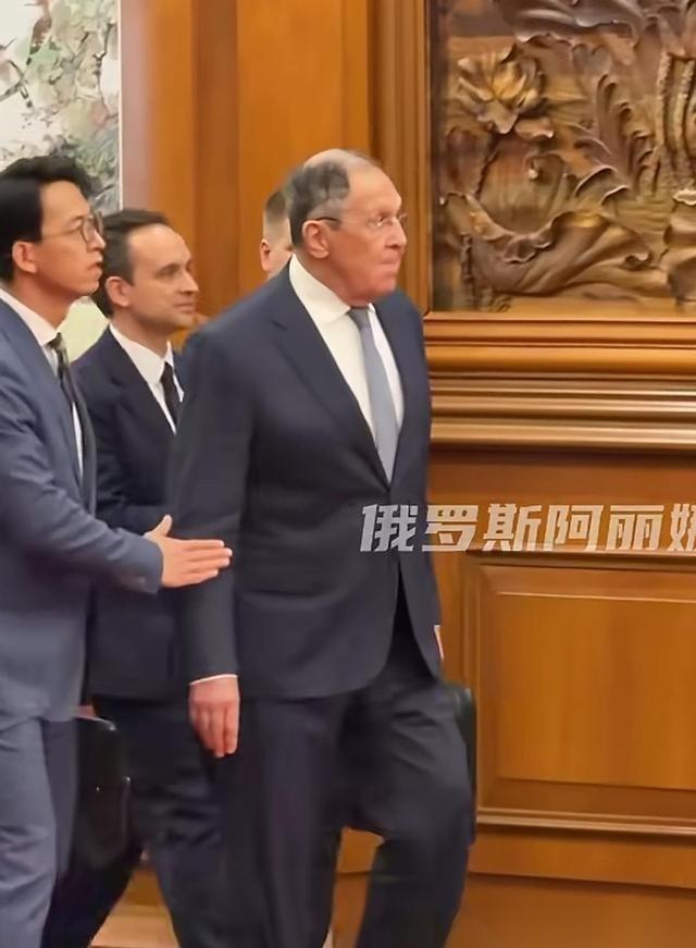 4月14号当天， 俄罗斯 外长 拉夫罗夫 来到我国进行访问，从现场传回的视频截图