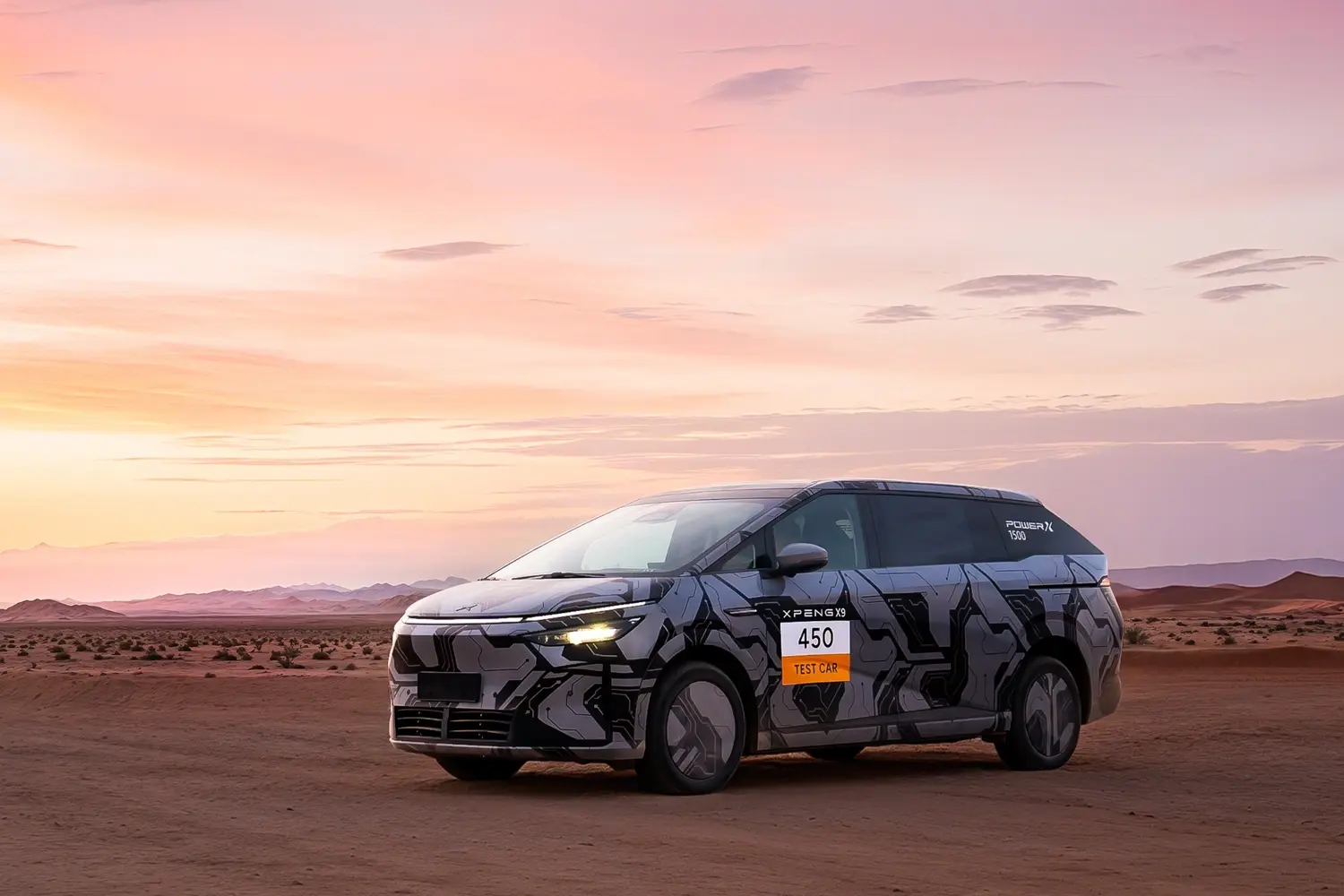 最近开小鹏X9带娃跑了趟近郊，才发现它特懂日常用——三排随手折平，婴儿车加露营垫