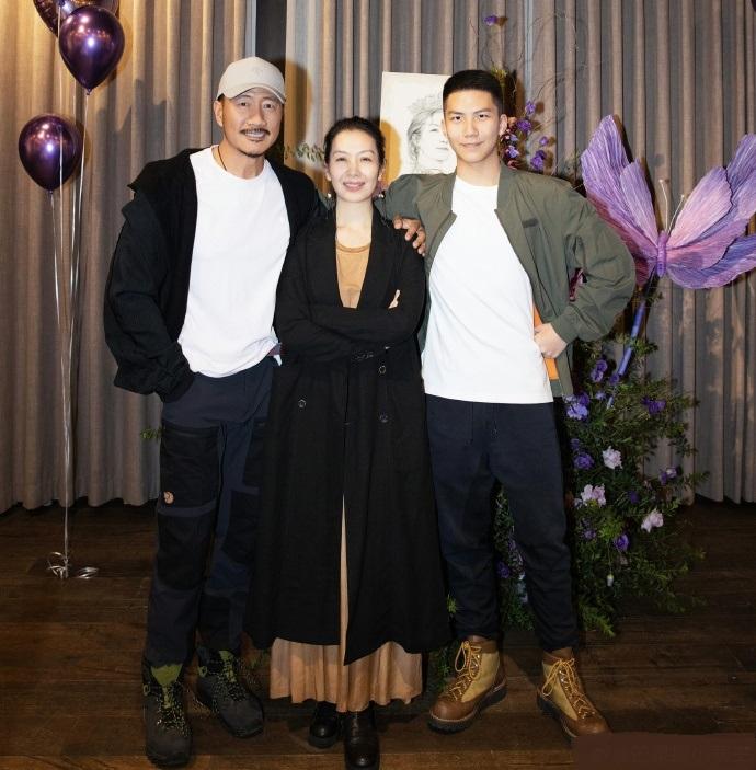 近日胡军和儿子康康为妻子卢芳庆祝生日，三位都显得好年轻。

胡军里面穿白色打底衫
