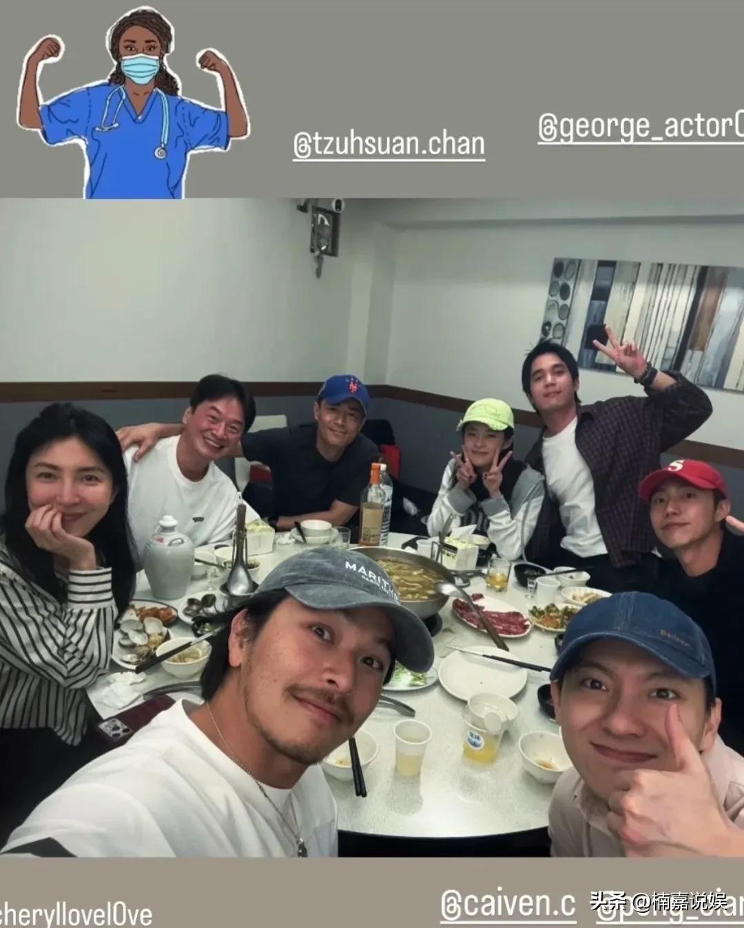 霍建华和新剧的朋友们聚餐，不得不说这哥们的状态，咋一直都那么好哇！
46岁的霍建