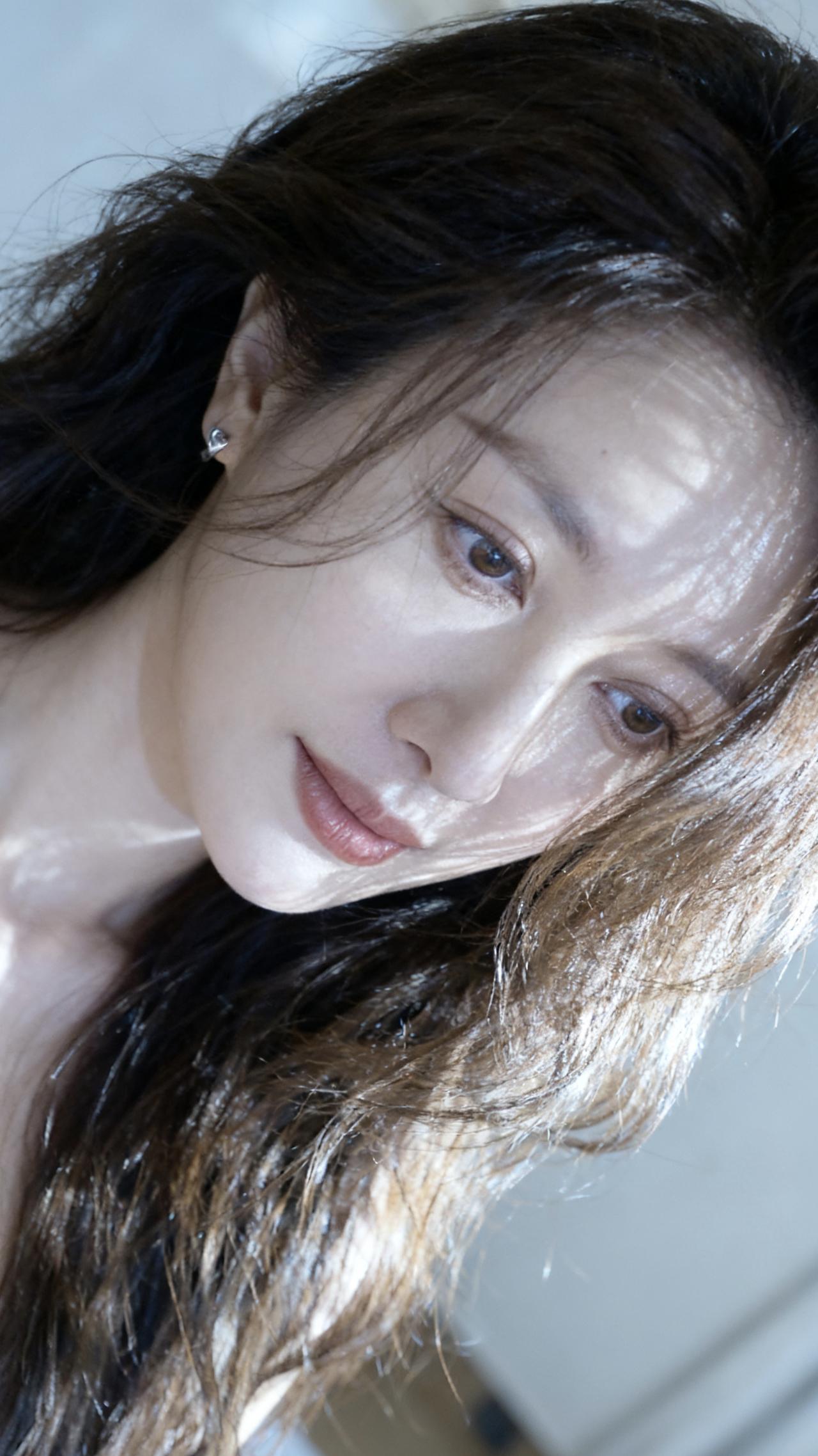 镜中人影，心事难猜。