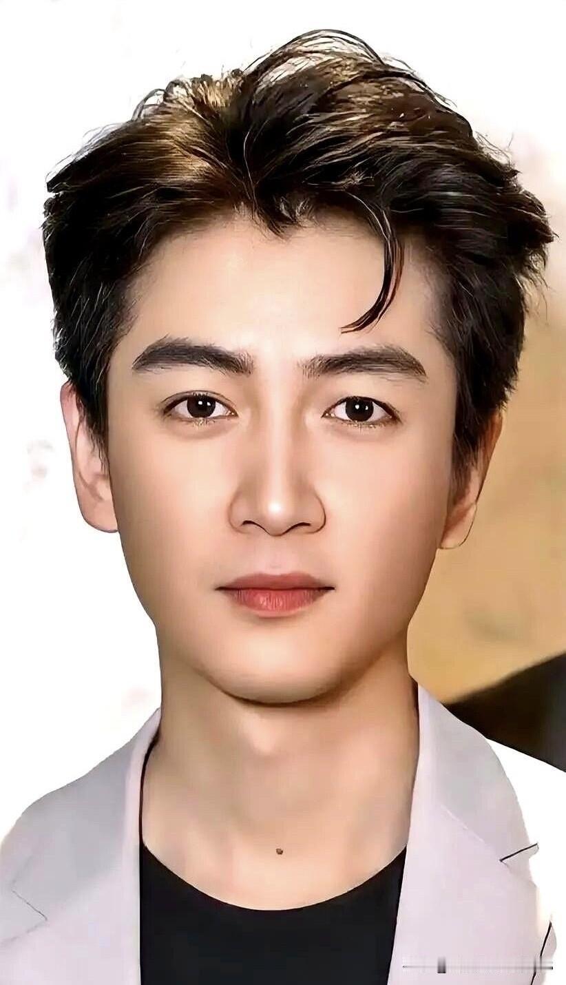 朱一龙和陈晓都是帅气的美男子，陈晓整张脸俊朗帅气，五官冷静立体，他的演技不错。