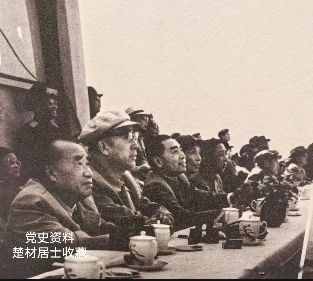 拍摄于1959年全军第二届体育运动大会观礼台，画面从左至右依次为朱德、贺龙、周恩