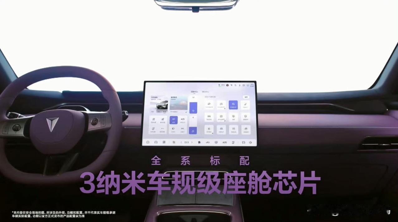 很多人说刘浩存是 “天生的镜头脸”，不管从哪个角度拍都好看，这种 360 度无死