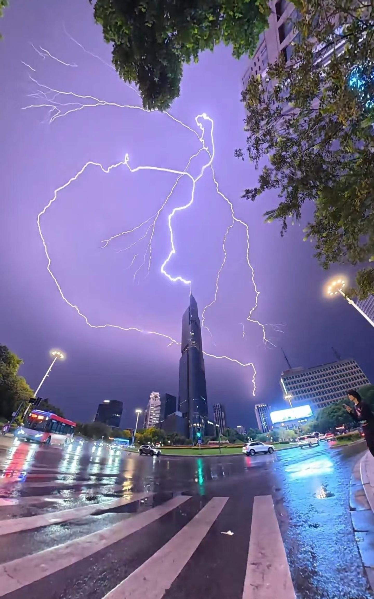 电闪雷鸣 暴雨如注​打开朋友圈一看​紫峰大厦被雷劈了[笑cry] ​​​