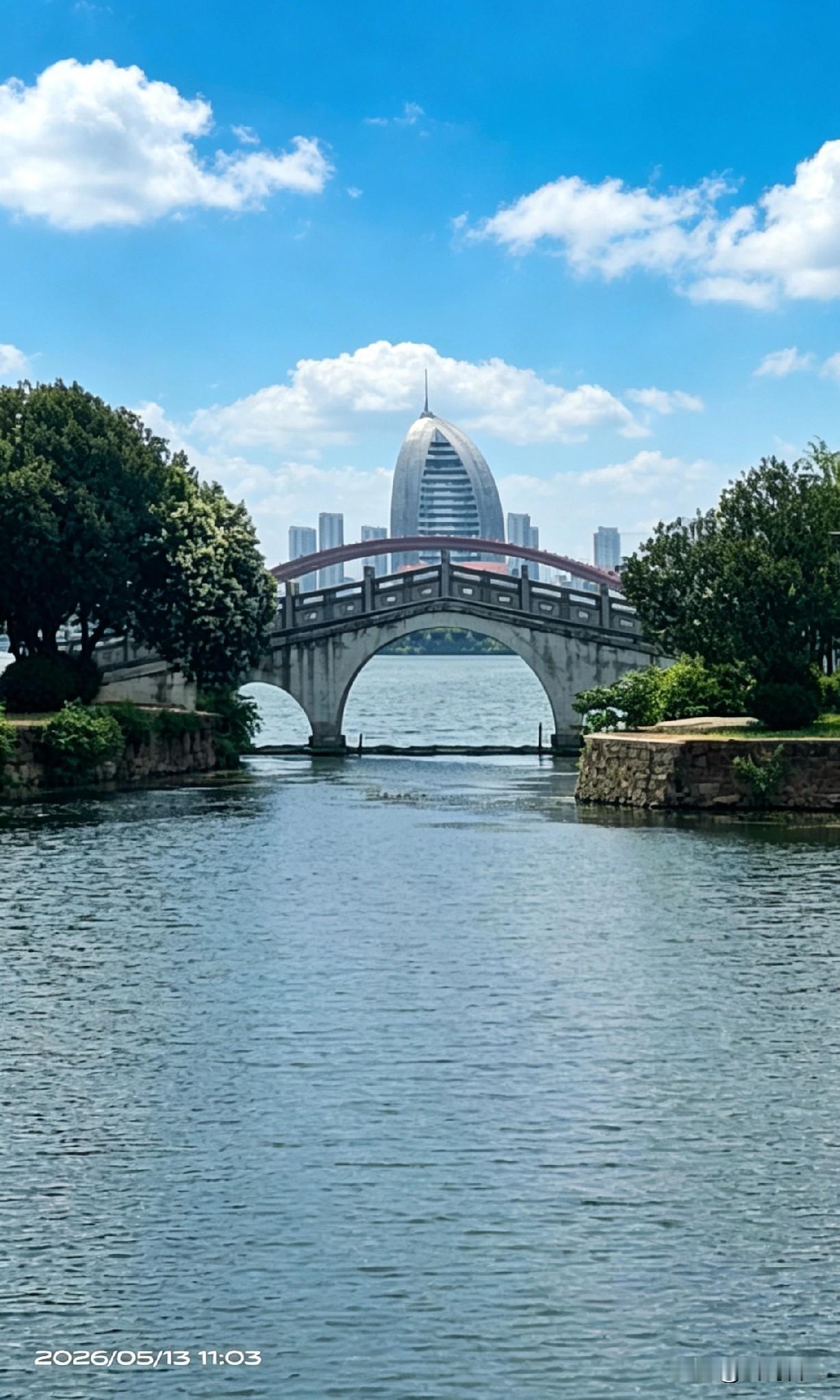 一眼望穿三个建筑，你认得出来是哪三个建筑吗？