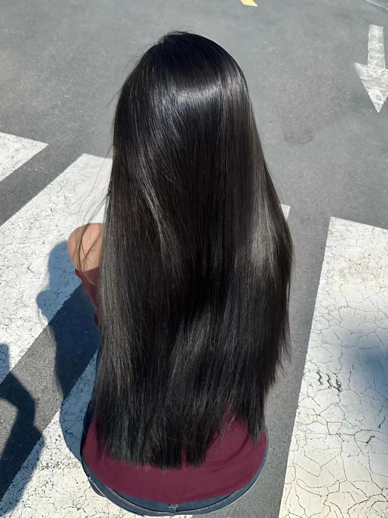 长发飘飘，阳光下的背影，美得像一幅画气质长发女孩 美女背影大长腿