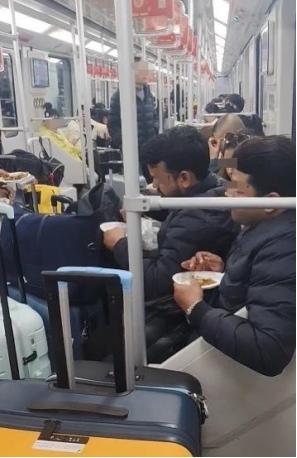 滚回自己的国家！近日，上海，地铁上出现一群外籍人士，他们竟然在车厢内拿着盘子吃起