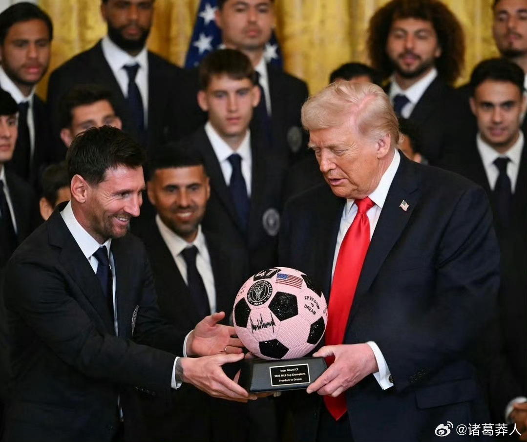 特朗普对梅西还是比较瑞斯拜的。他有一段说梅西是个赢家，其他很多人很强很成功，但他