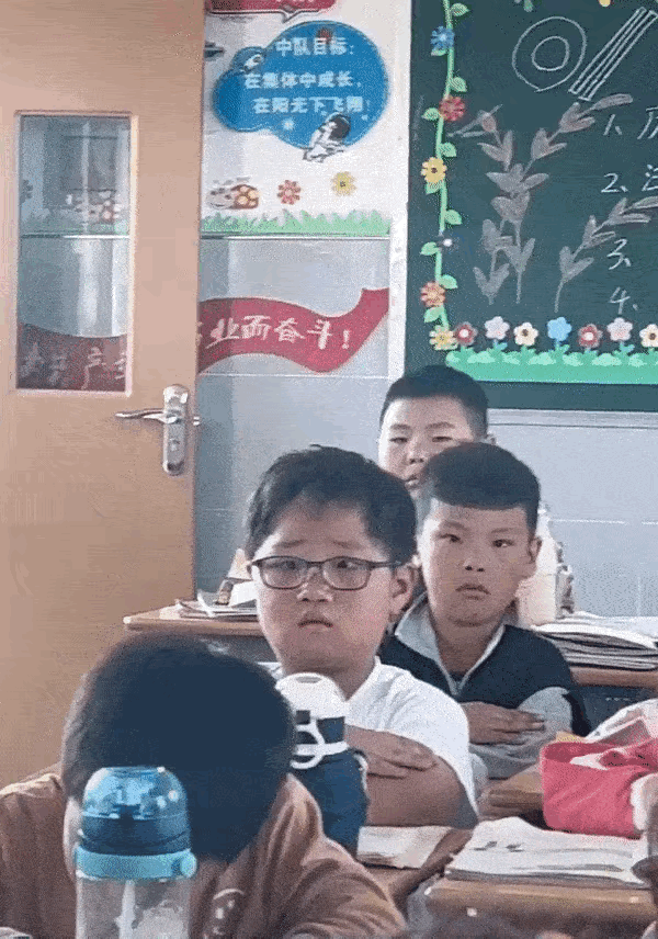 1：小男孩很认真吧？他不过想掩饰自己没有做作业，假装很认真而已。