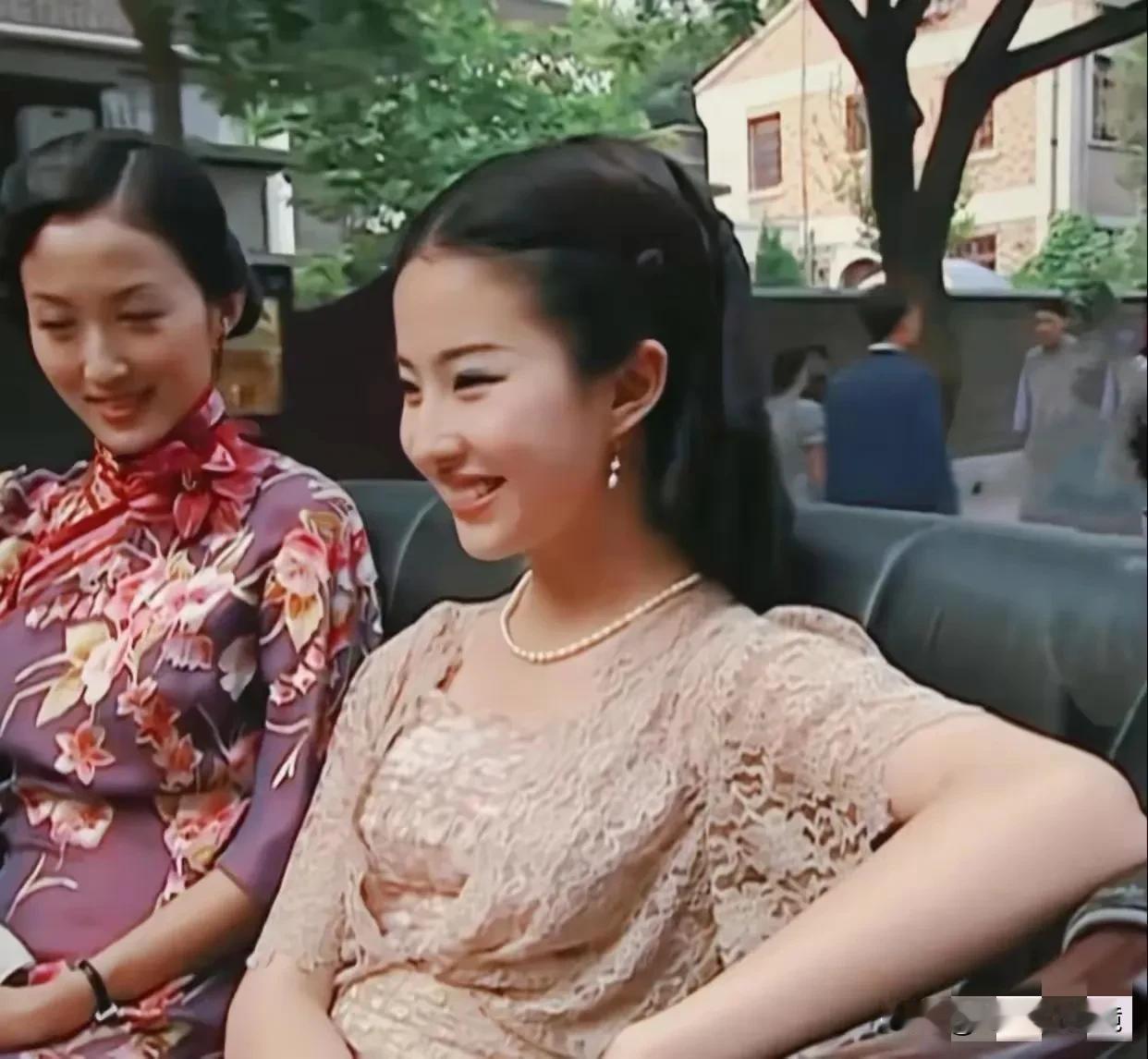 这个著名的女演员14岁的时候看起来就很美了，既纯又漂亮。
但是我觉得妈妈更漂亮，