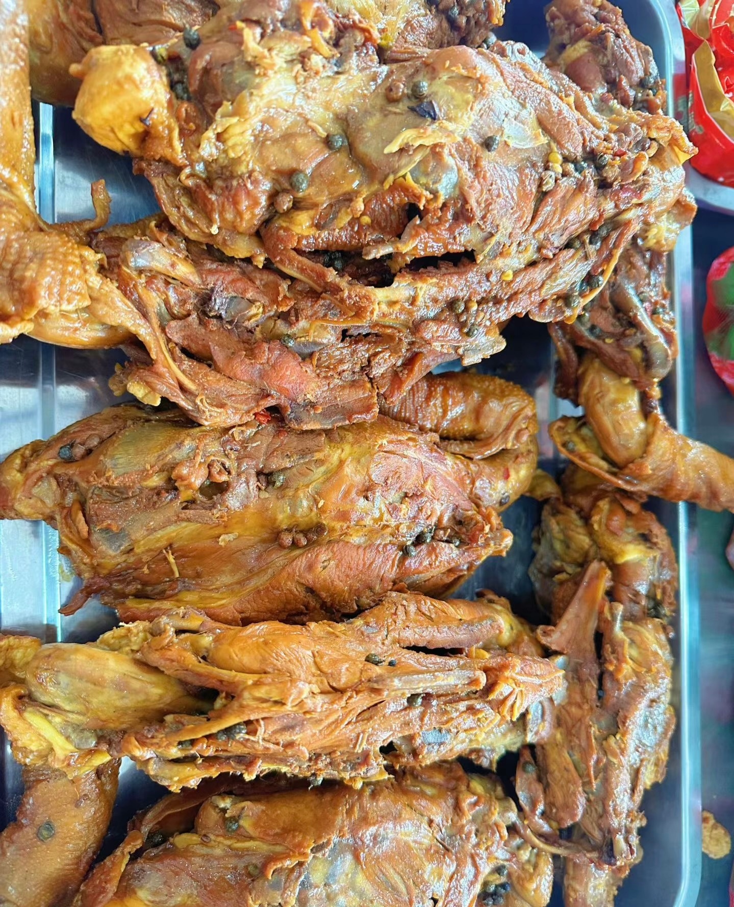 一直不理解鸡架这种食物还有鸭架，鸭头，兔头，甚至还有虾头，我其实都理解不了，之前