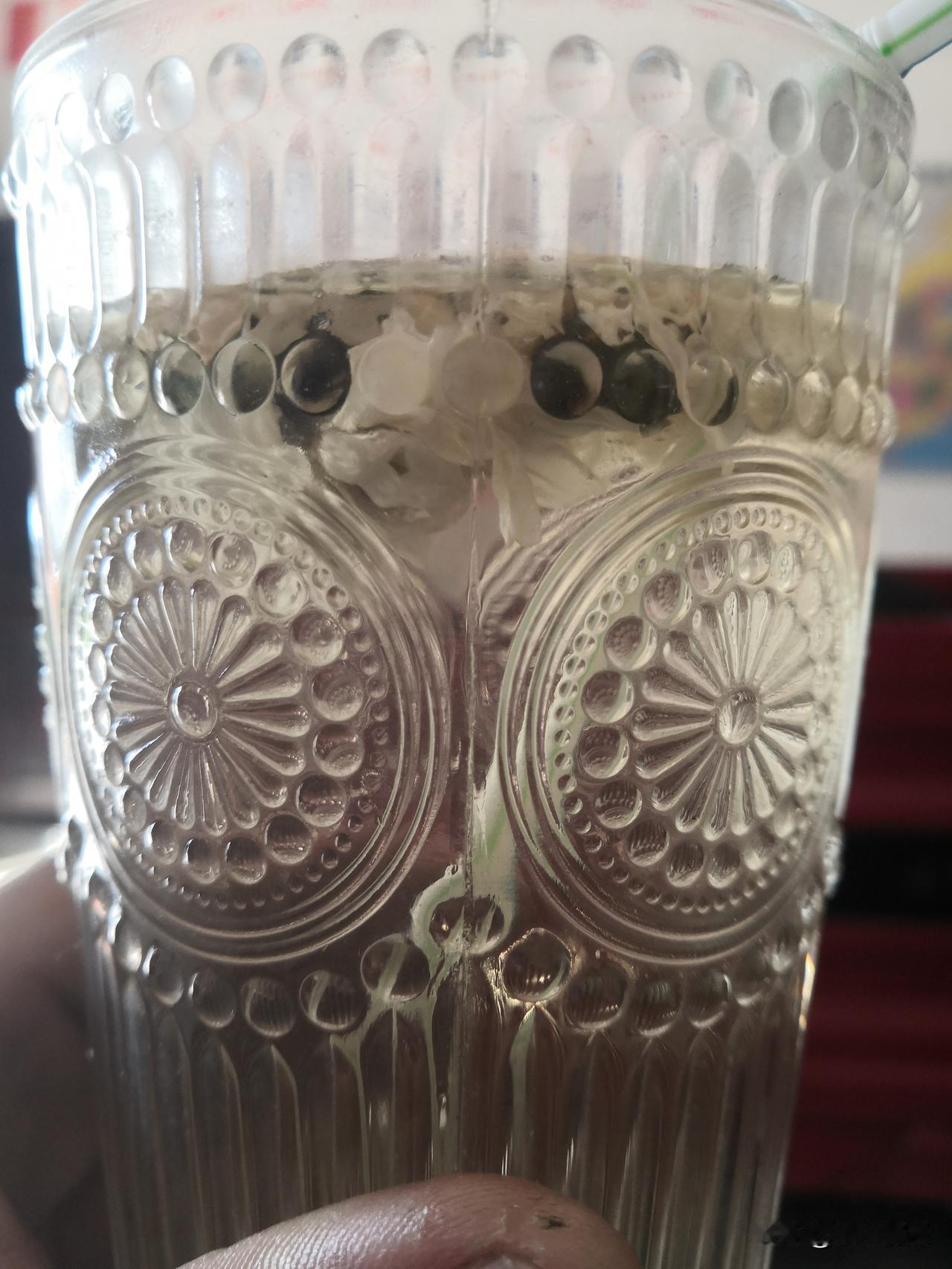 身穿一件衬衣和一个西装外套，天府之国四季如春，各种花朵也是很美的，农村风景优美，