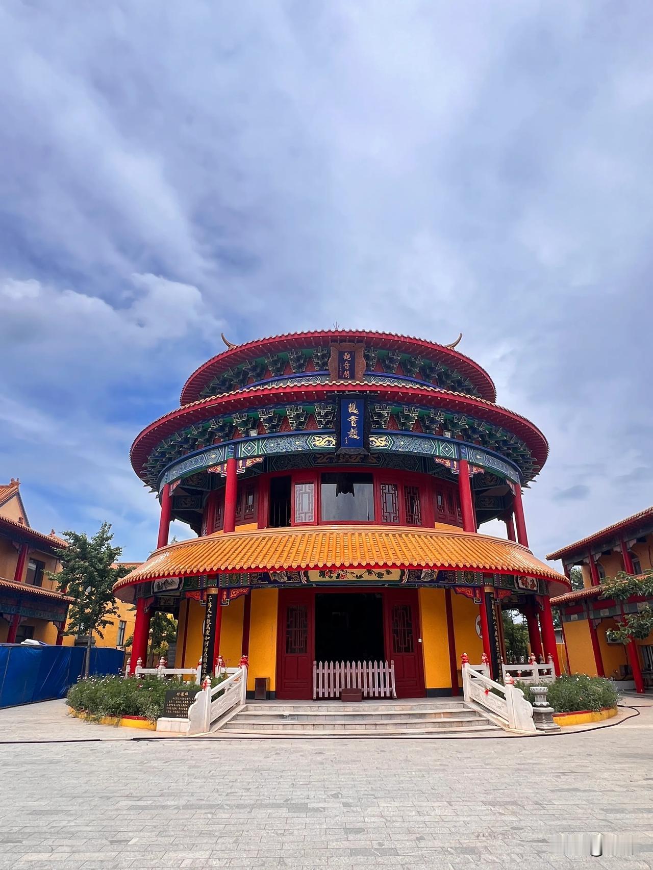 大连卧佛寺位于蓝天山庄内，是一座汉传佛教寺院，北瞰渤海，东望泡崖，群山环抱，佳境