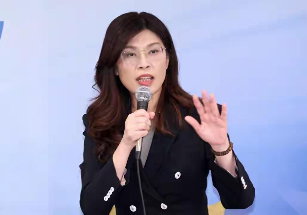 郑丽文灵魂拷问岛内！真跟解放军硬碰硬，台湾输得连底裤都不剩！
 
谁都没料到，郑