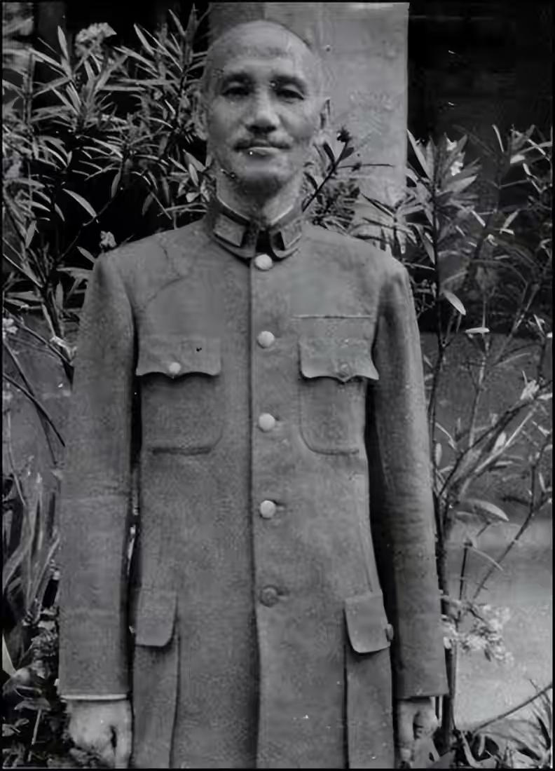 蒋介石临终前告诉蒋经国：我这一生只敬佩一人，畏惧两人!
1975年4月，阳明山草