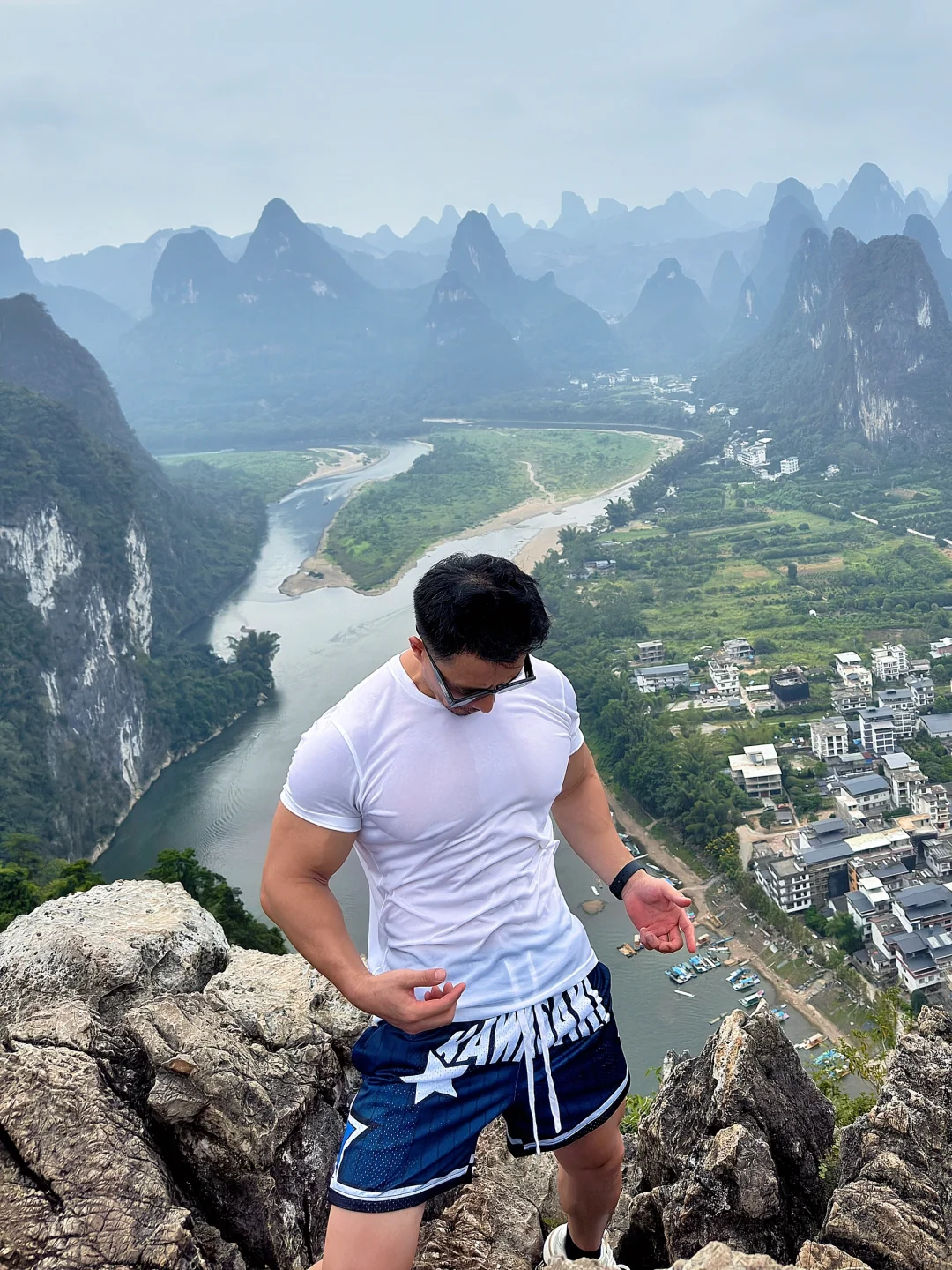 连手带脚的爬，这山顶的风景值得吗