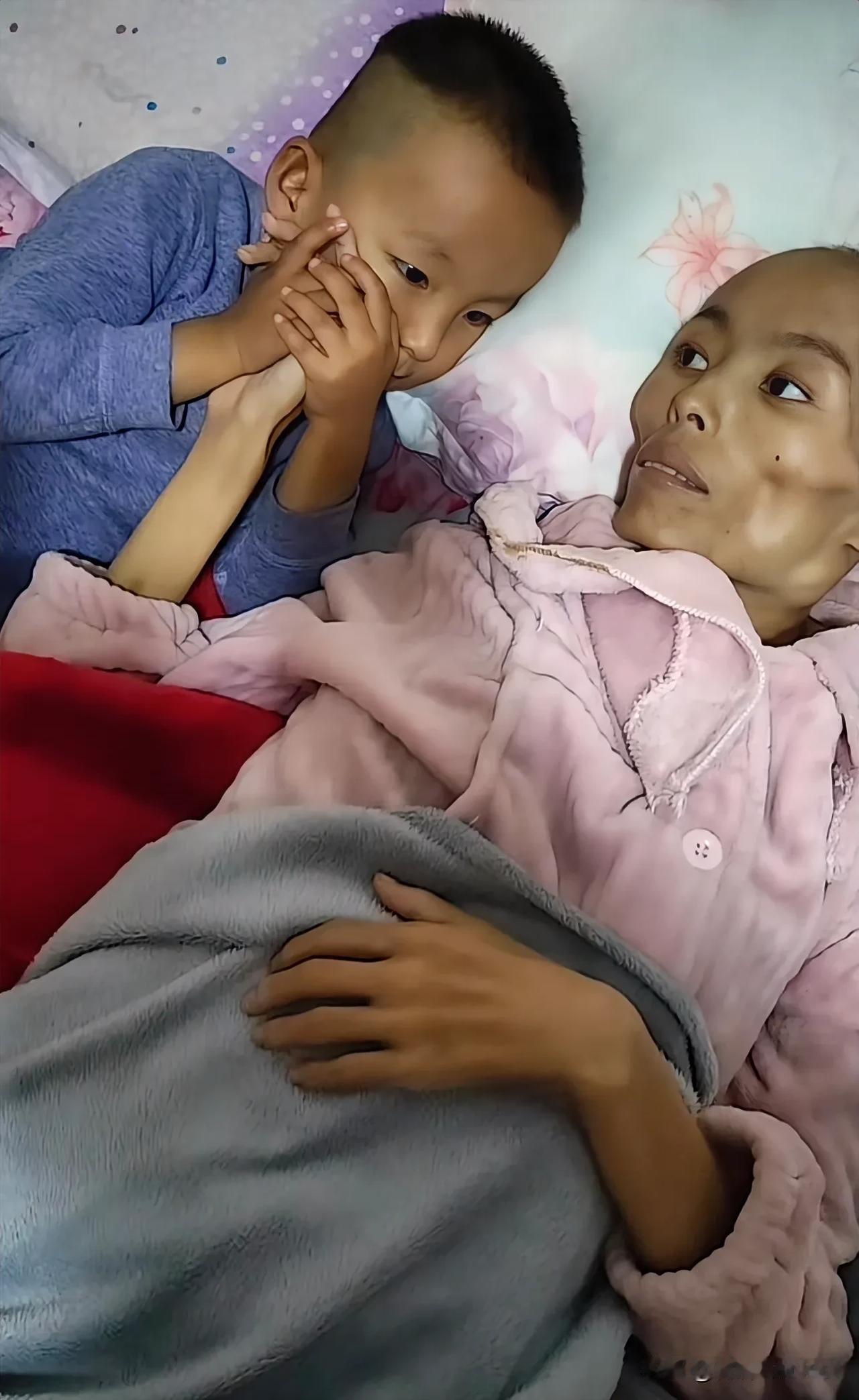“妈妈，妈妈，妈妈！”男孩在癌症晚期母亲身边一声声撕心裂肺的呼唤，犹如刀子剜心划
