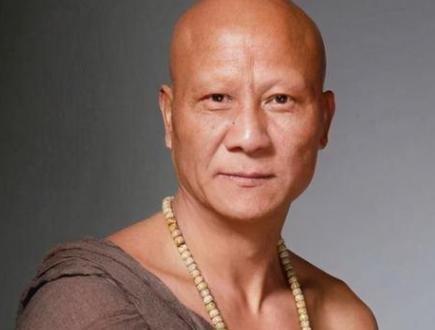 1991年，计春华去福建旅游，他到了一个名胜古迹的售票处，笑着跟售票大爷说：“大