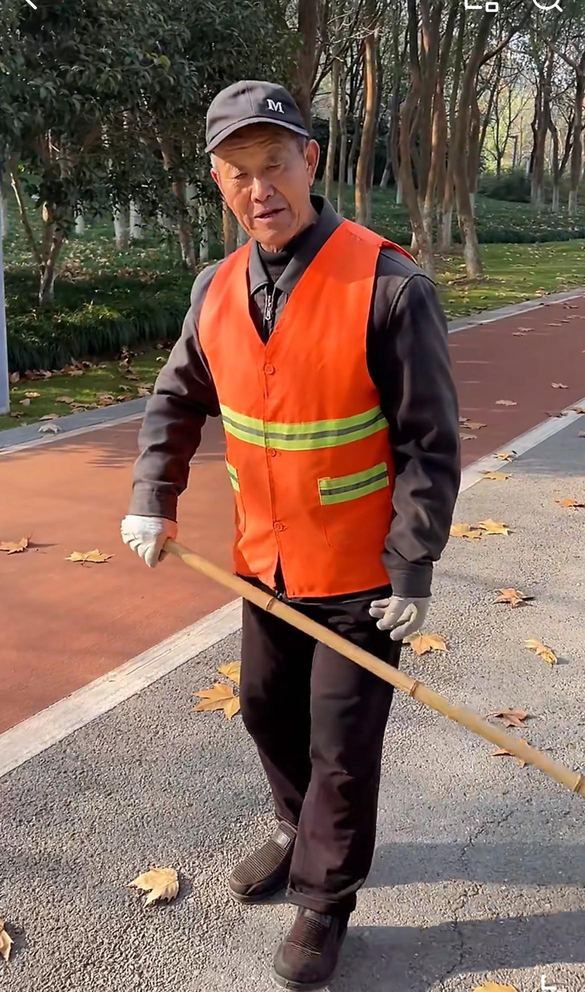 80岁大爷公园搞环卫，工资拖欠7、8个月了，每个月1600，啥都没有。有退休金都