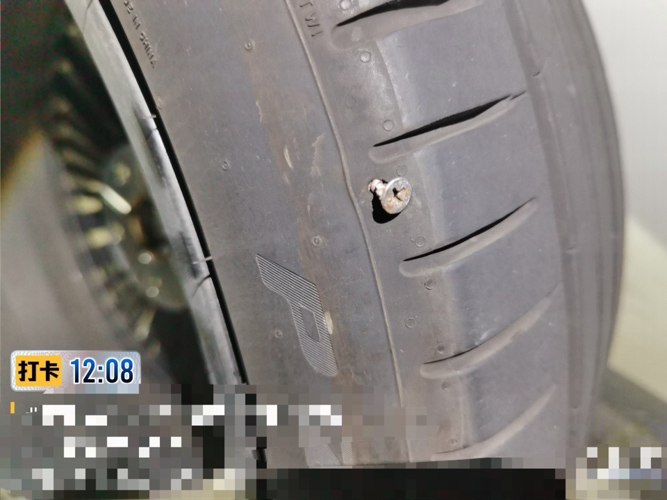 蔚来上门补胎师傅速度贼快[good]好消息是：确认扎胎了，找到了螺丝。坏消息是：