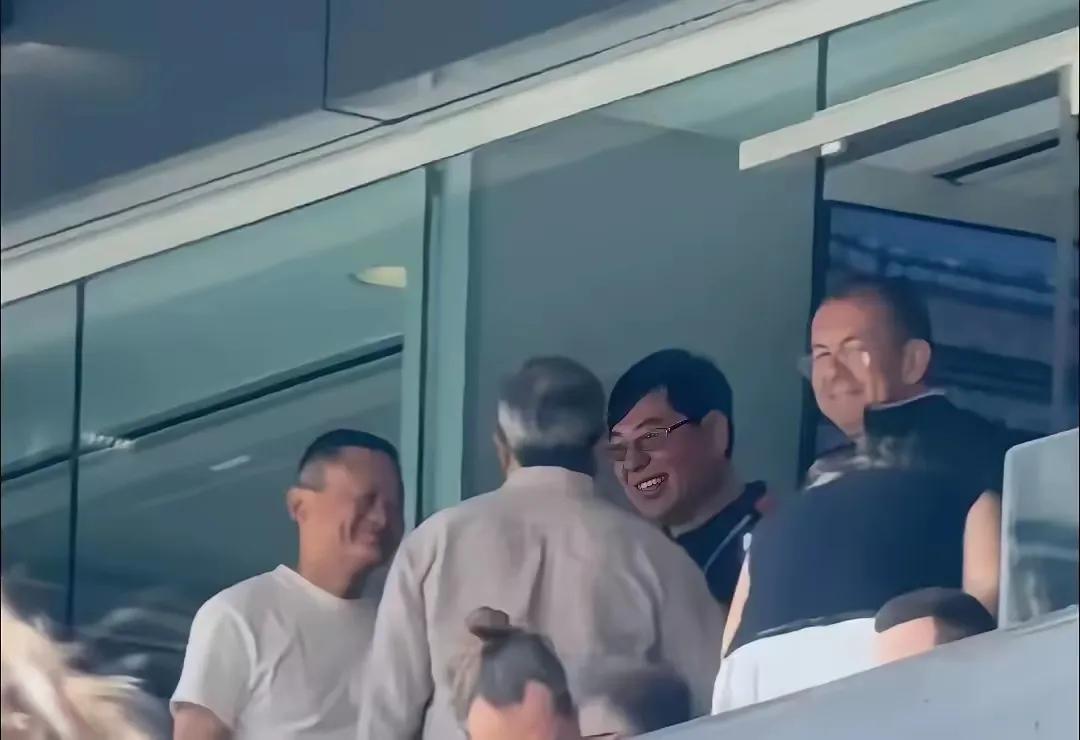 马云现身美国纽约看世界杯决赛，不坐顶级包厢坐普通观众席很低调
马云现身纽约看世界