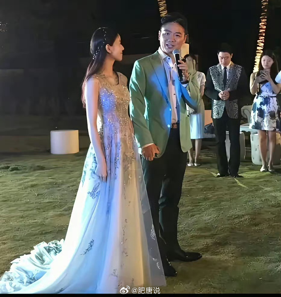 刘强东与奶茶妹大婚时的一幕，幸福感爆棚。 唐戈的肥唐说