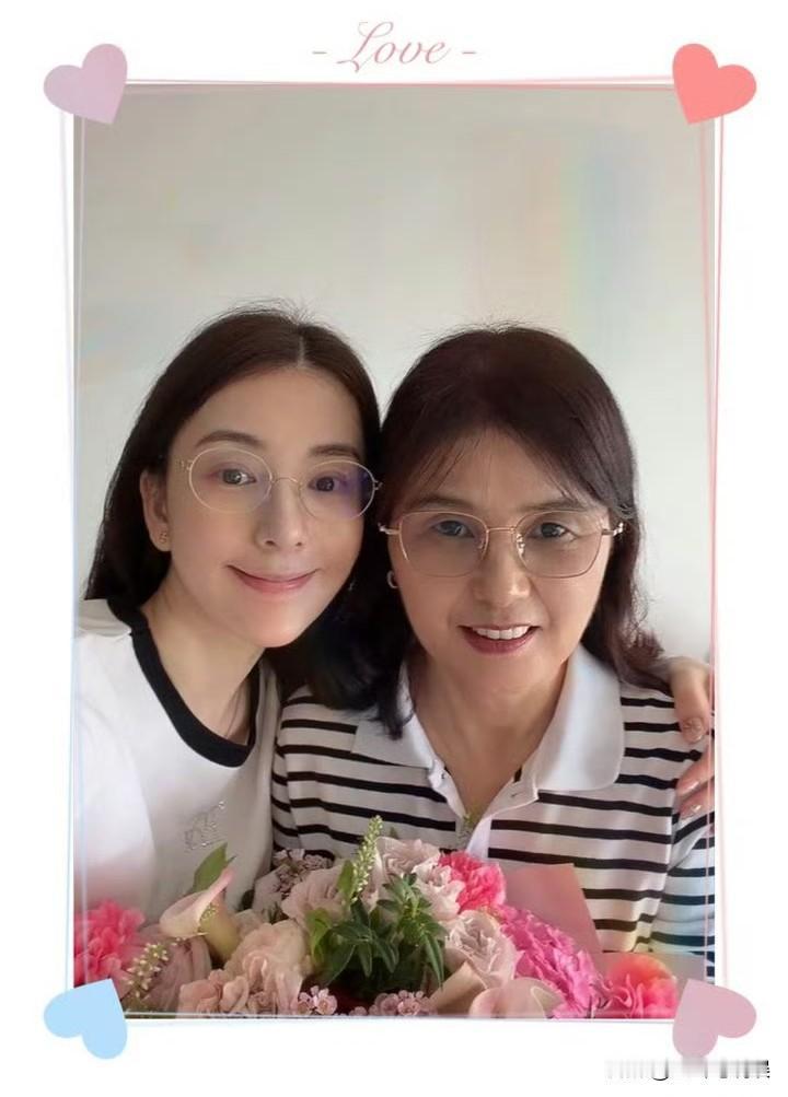 方媛母亲节晒与妈妈以及三个女儿的照片，方妈妈的气质真是越来越好了，方媛抱着三个女