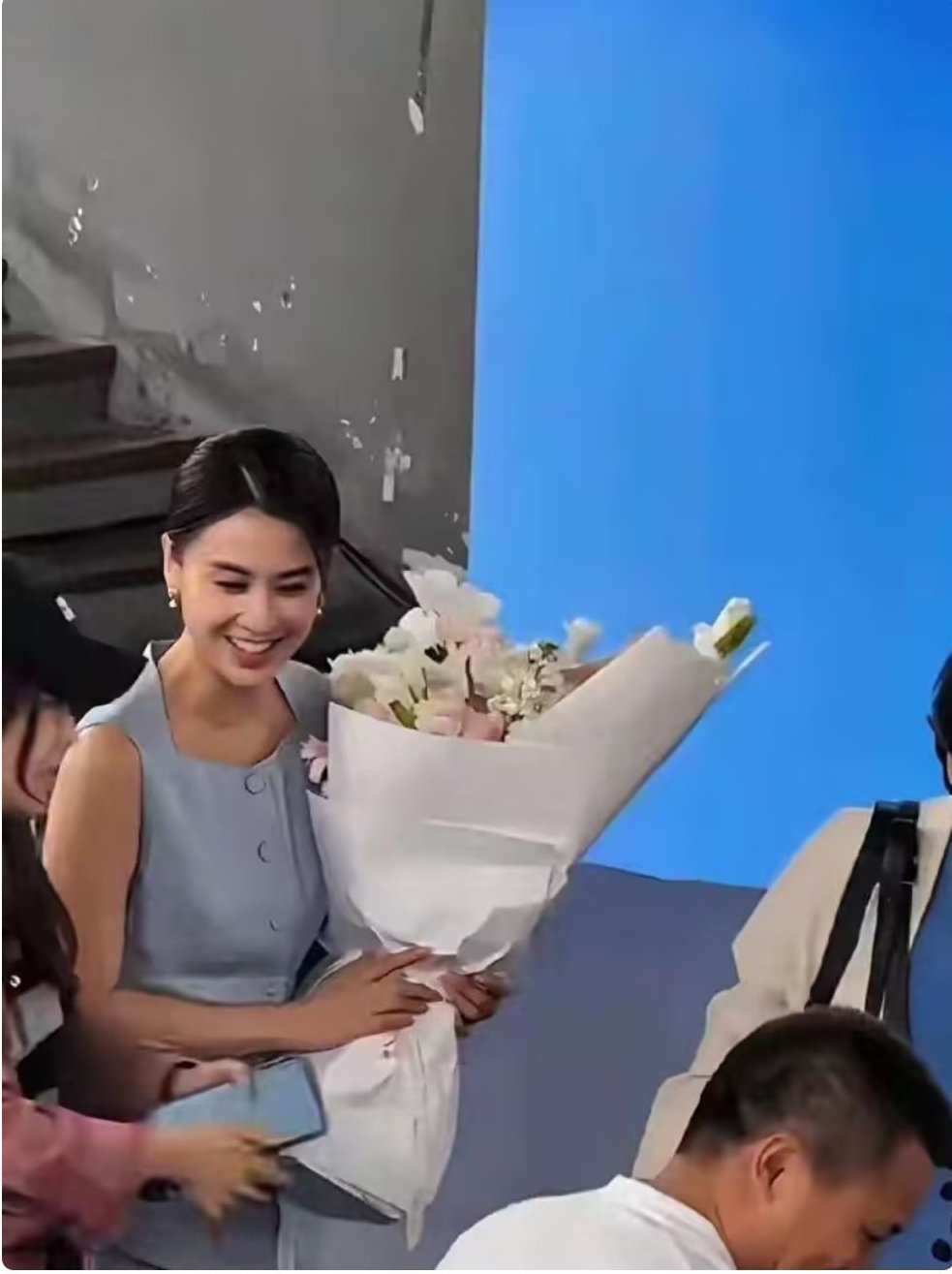 黄圣依新书首发！妈妈现身发布会，母女穿同色系服装，又美又温柔 
